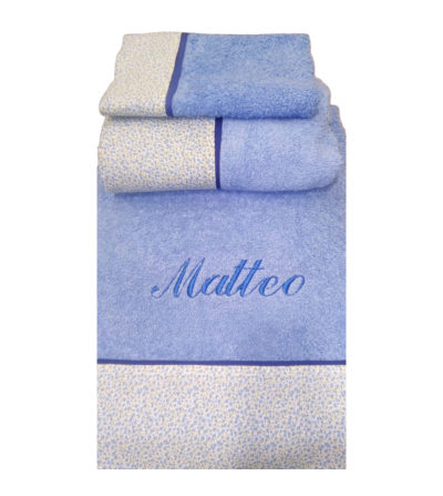 juegos de toallas:3 piezas bordadas con nombre y con cenefa de tela en la parte inferior.